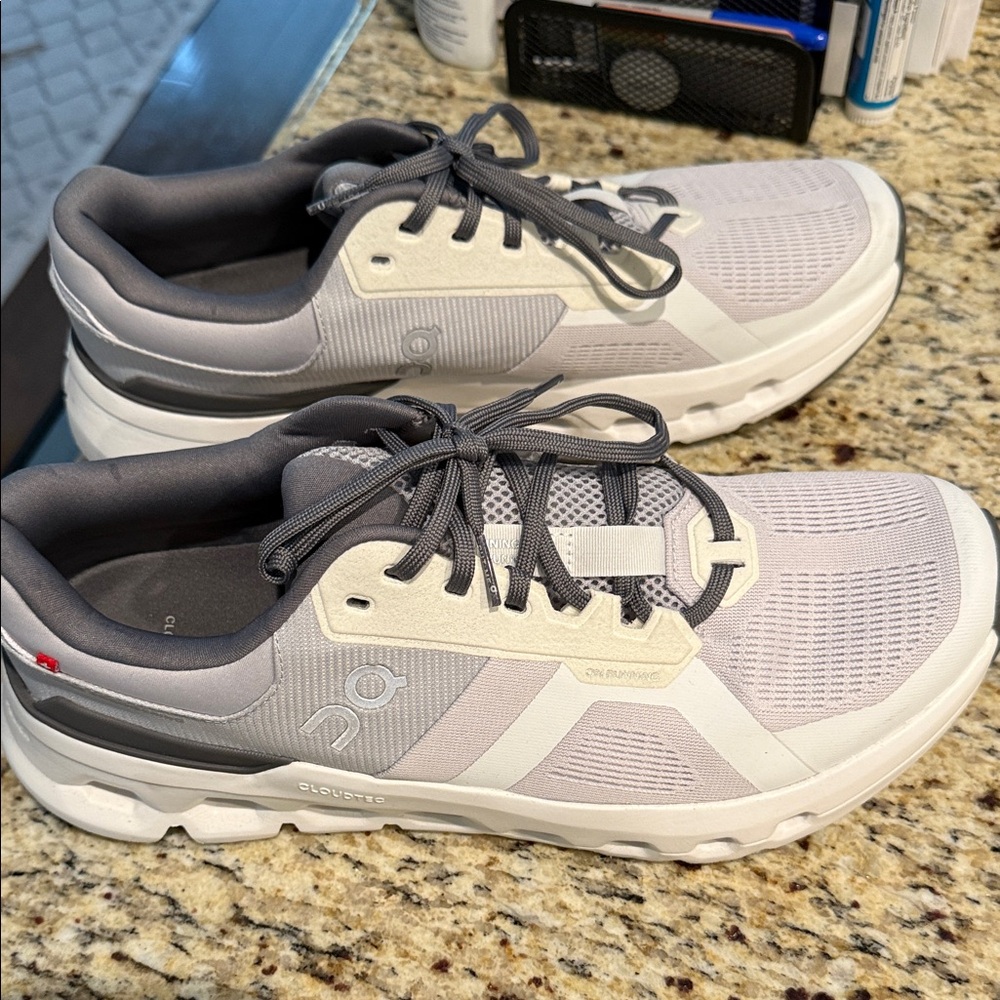 On cloud men’s cloud runners size 10.5